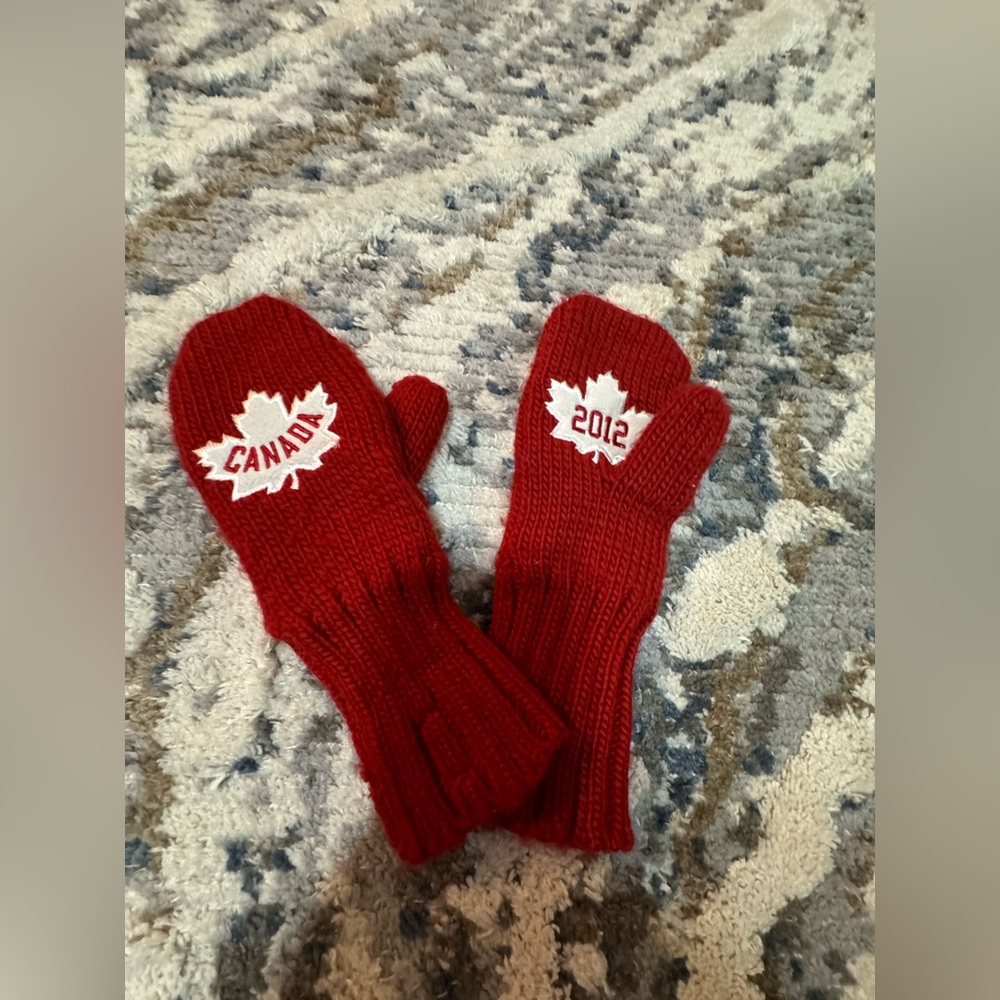 🩷Red Canada Mittens